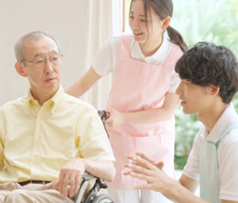 車椅子の高齢男性と介護スタッフ