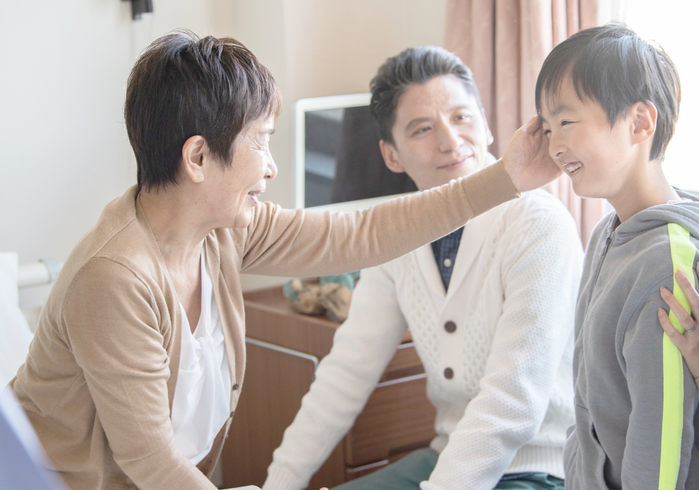 介護付き有料老人ホームで家族と過ごす笑顔の高齢女性